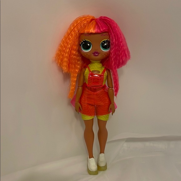 LOL Surprise OMG Neonlicious Fashion Doll – Transforming Outfits ...